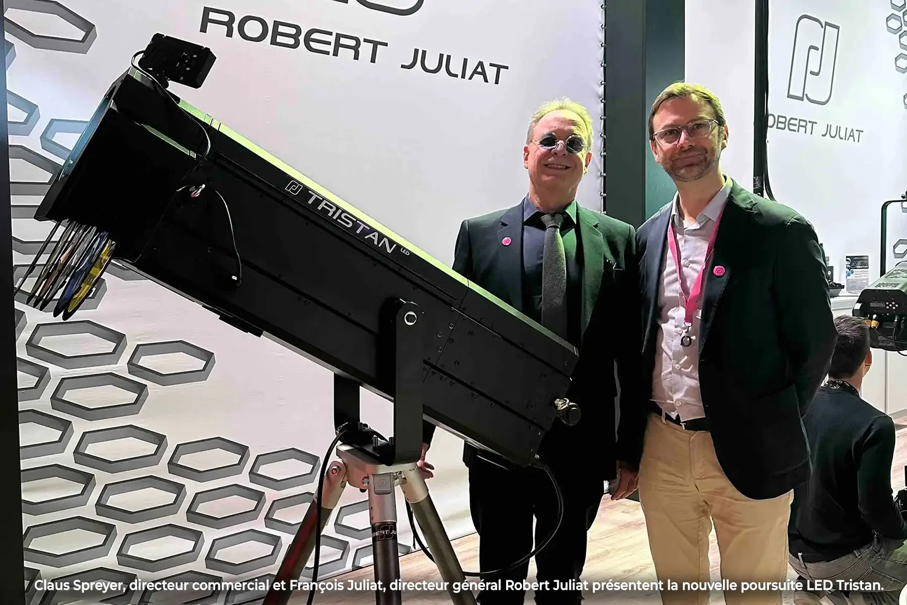 Claus Spreyer, directeur commercial et François Juliat, directeur général Robert Juliat présentent la nouvelle poursuite LED Tristan.