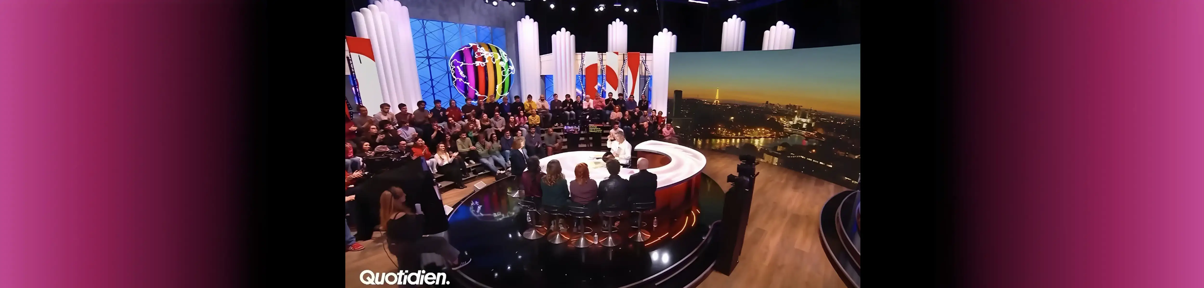 Prologue de la revue Féerie au Moulin Rouge éclairé par les poursuites Morgane Robert Juliat – Photo © Sandie Bertrand.