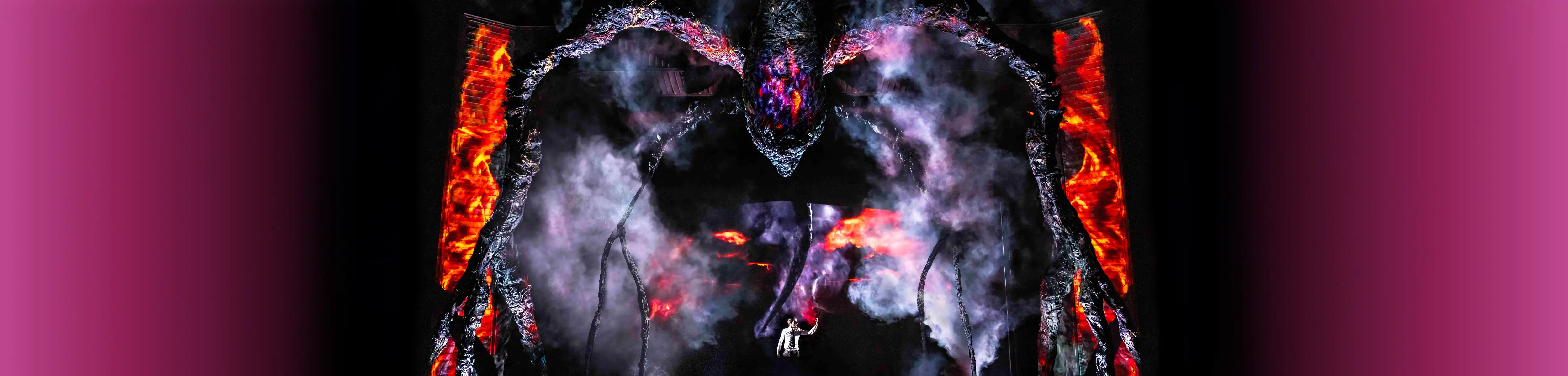 SpotMe de Robert Juliat aux commandes des lumières de Stranger Things : The First Shadow à Broadway - Photo : © Matthew Murphy et Evan Zimmerman.