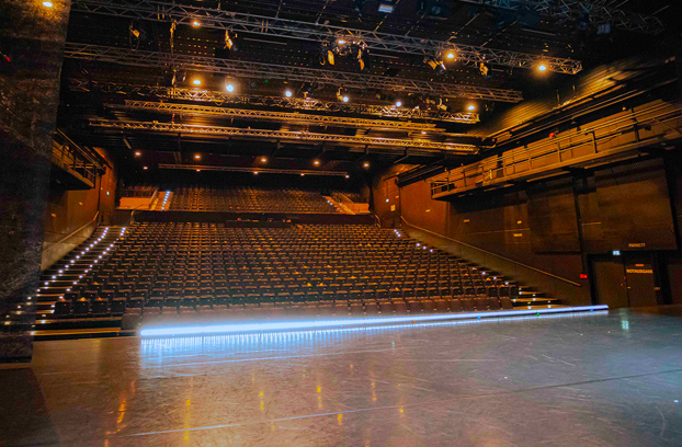 Light on the horizon - Theaterhaus Stuttgart relies on Robert Juliat Dalis LED cyclights and footlights