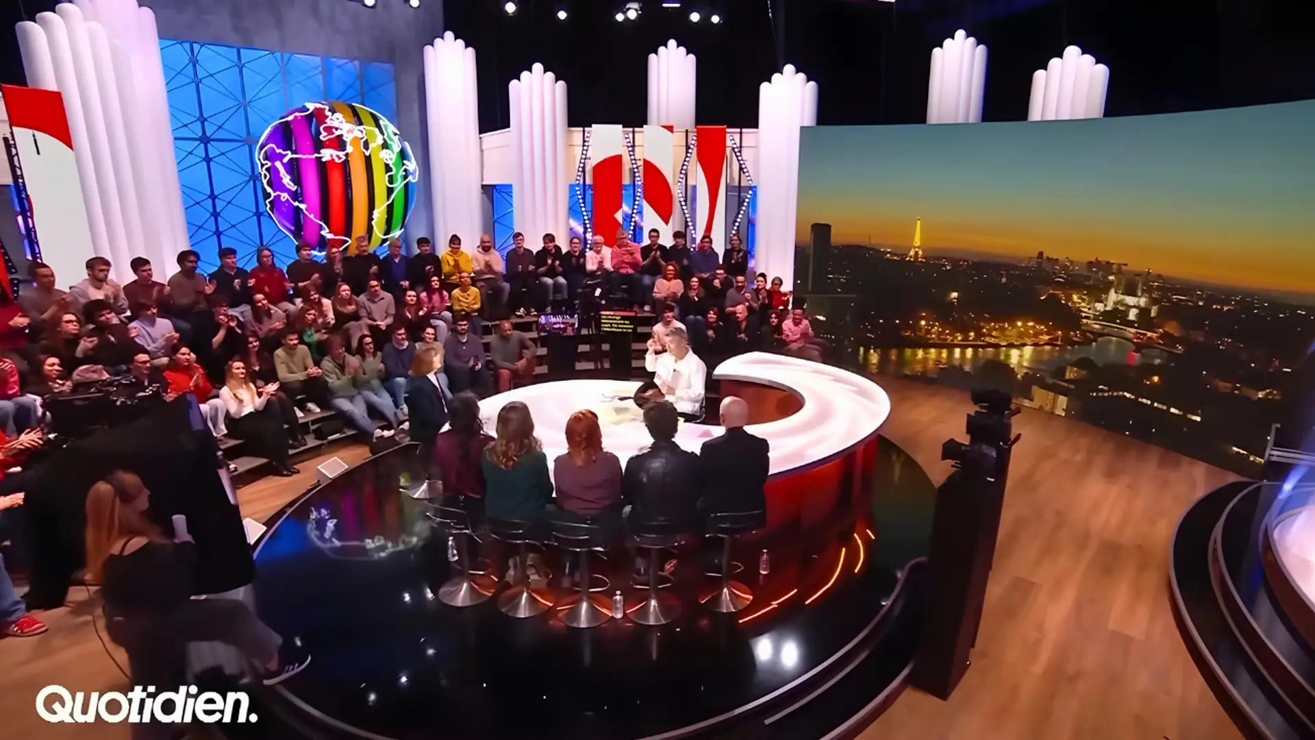 Quotidien, the French show with the good lighting: Robert Juliat Sully LED profiles integrated into the lighting rig