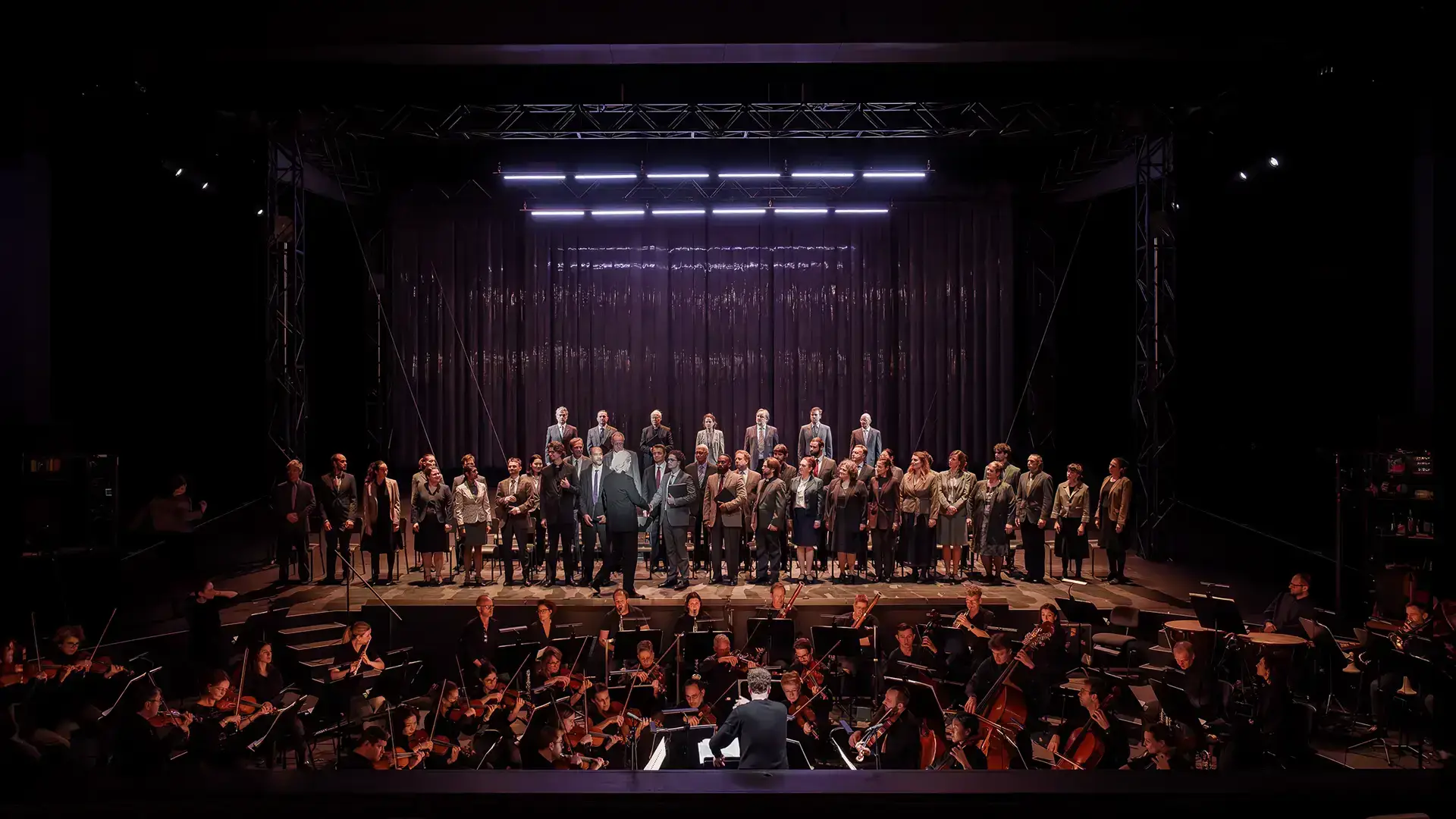 Le Théâtre de Bâle modernise sa Grande Scène avec des poursuites LED Robert Juliat