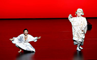 Robert Juliat Dalis performs for Richard Sandaime - Photo: © Jun Ishikawa