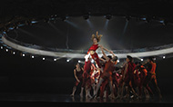 Les danseurs du ballet Sacre jouent avec les lumières grâce au SpotMe de Robert Juliat au Théâtre National de Nuremberg